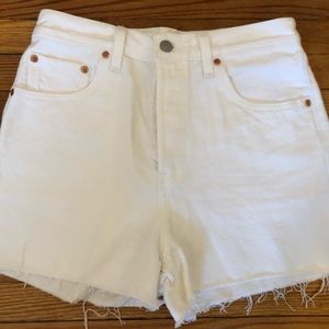 White Levi’s ribcage denim shorts (size 28)
